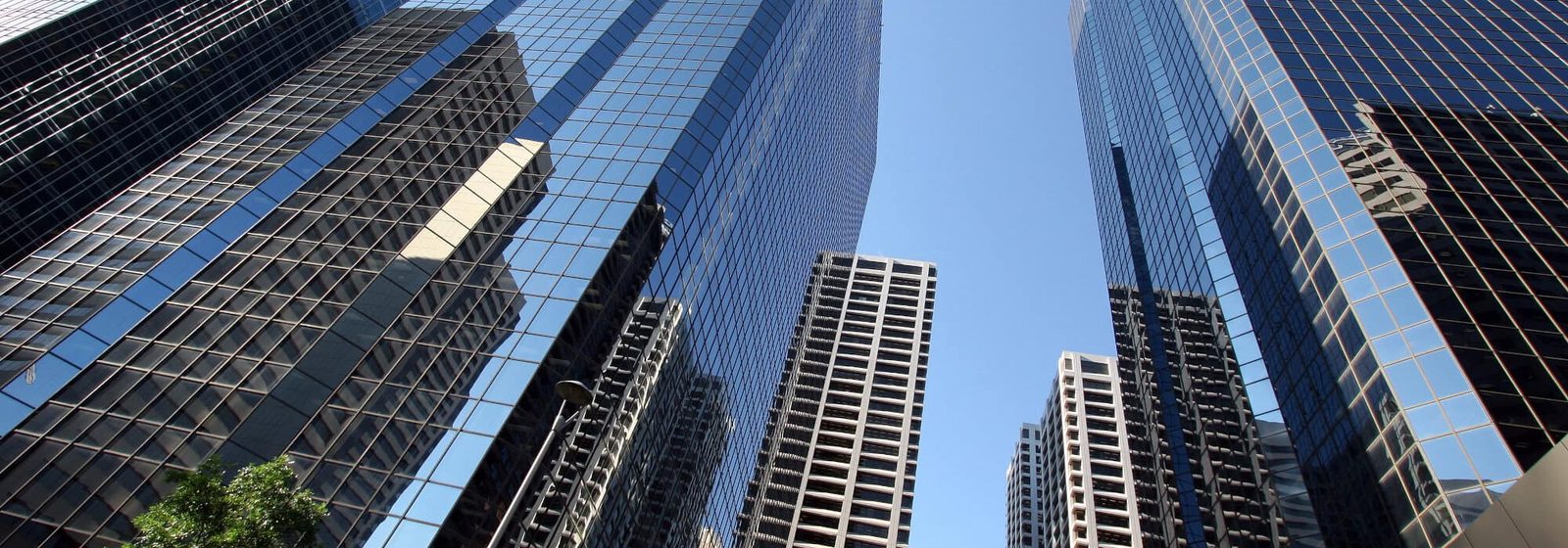 Tours de verre vues d'en bas, à Miami