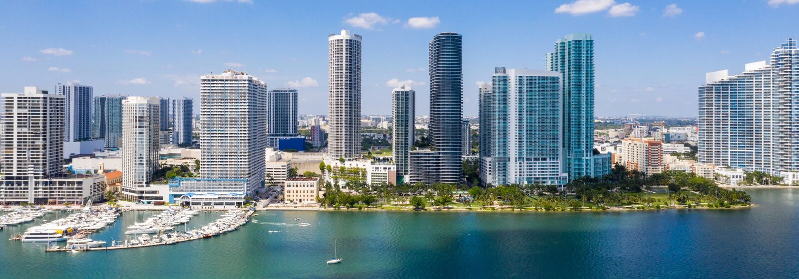 Tours résidentielles d'Edgewater au bord de la baie de Biscayne, à Miami